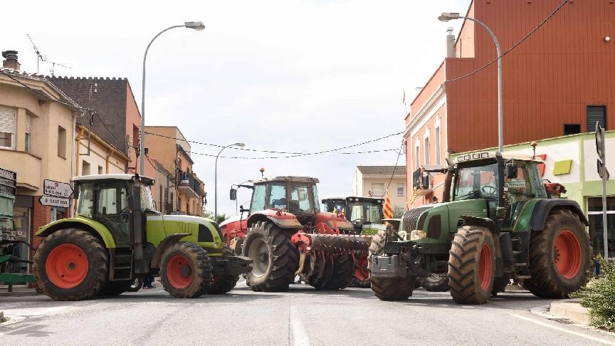 Irish fuel protests disrupt ports and road transport as authorities intervene
