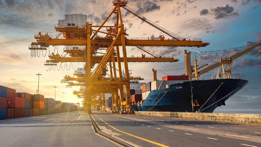 Boxship CMA CGM Pointe Noire strikes crane at Port of Livorno