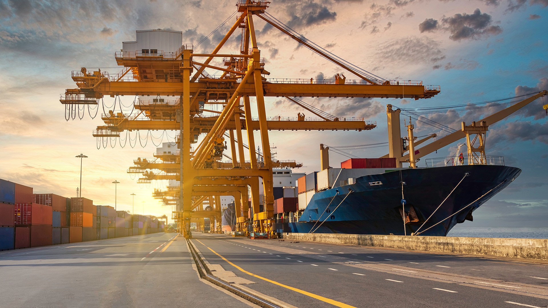 Boxship CMA CGM Pointe Noire strikes crane at Port of Livorno